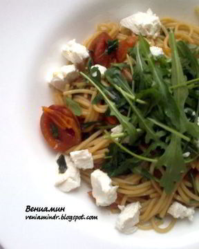 Паста с помидорами, руколой и рикоттой