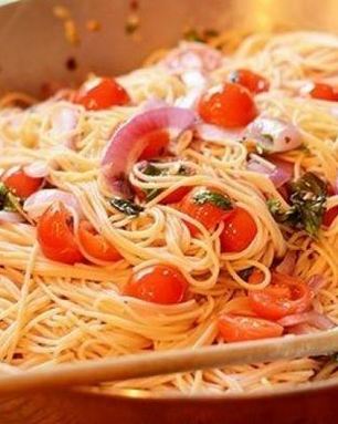 Паста с сыром, красным луком и черри