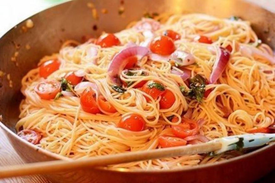 Рецепт паста с сыром, красным луком и черри