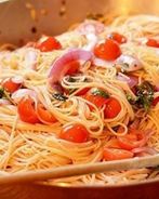 Паста с сыром, красным луком и черри