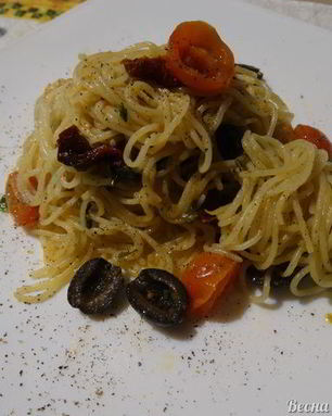 Паста с томатами черри и маслинами