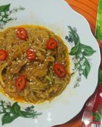 Спагетти из кабачка с кунжутом и кетчупом