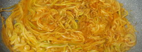 спагетти из кабачка с кунжутом и кетчупом. Шаг 4