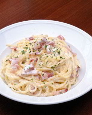 Спагетти карбонара с беконом