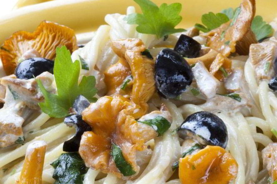 Рецепт спагетти с лисичками и оливками