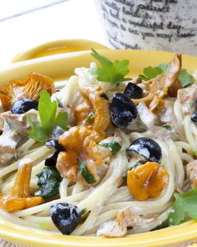 Спагетти с лисичками и оливками