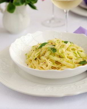 Спагетти с молодым картофелем и цукини