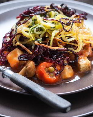 Спагетти с цуккини, грибами и горохом