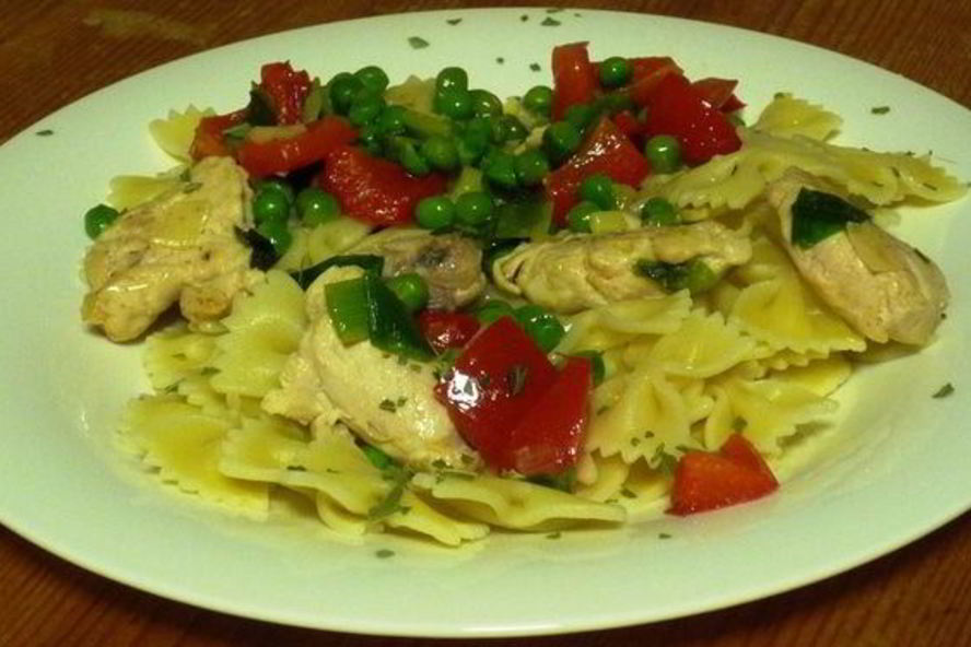 Рецепт яркая паста с горошком, перцем и индейкой