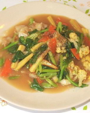 Жареная лапша с овощами