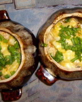 Говядина с фасолью и овощами в горшочках