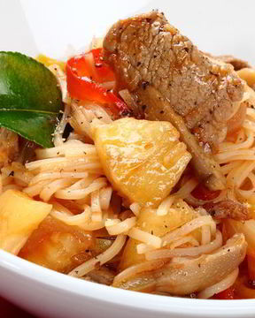 Кисло-сладкая телятина с ананасами