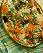 Кролик, тушеный в сметане с травами