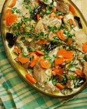 Кролик, тушеный в сметане с травами