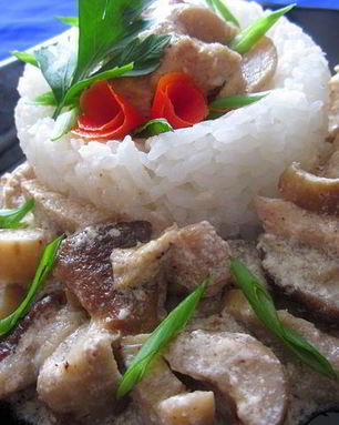 Куриная грудка с белыми грибами