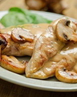 Куриное филе в сливочно-грибном соусе