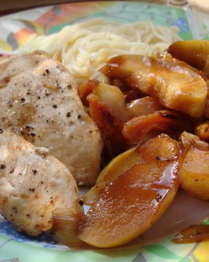 Куриные грудки с яблоком