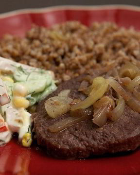 Мясо, тушенное в луке