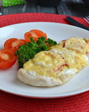 Отбивные из куриного филе с луком, помидорами и сыром на пару