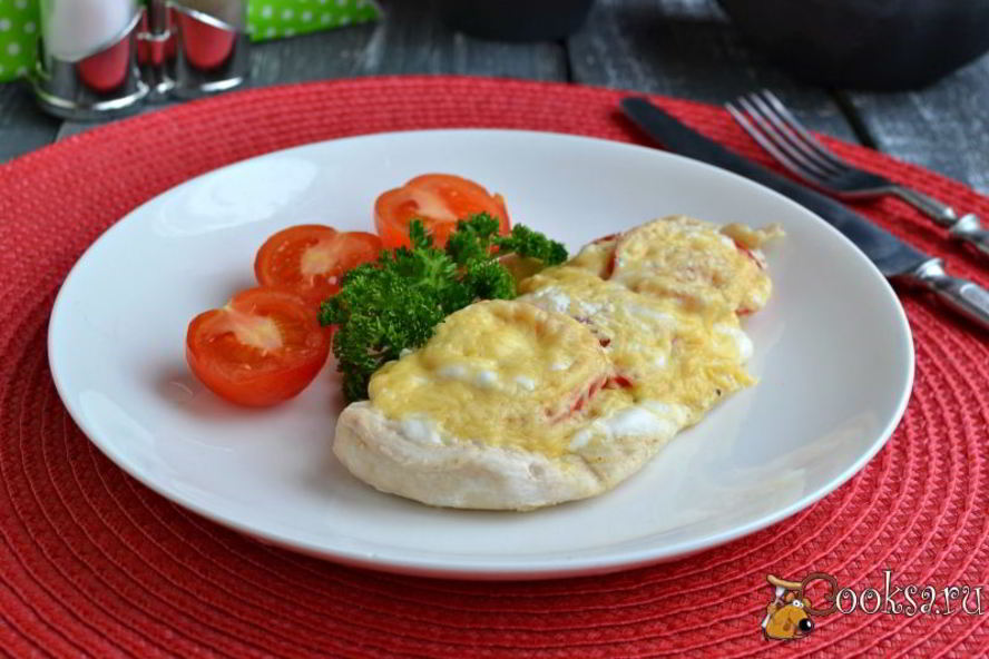 Рецепт отбивные из куриного филе с луком, помидорами и сыром на пару