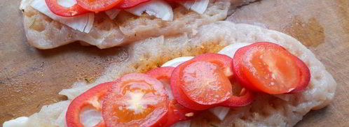 отбивные из куриного филе с луком, помидорами и сыром на пару. Шаг 2