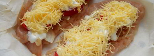 отбивные из куриного филе с луком, помидорами и сыром на пару. Шаг 4