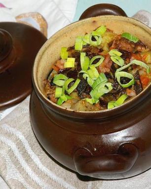 Пражанина — мясо с овощами, черносливом и грибами в горшочках