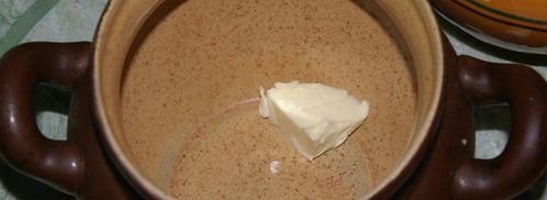 пражанина — мясо с овощами, черносливом и грибами в горшочках. Шаг 11