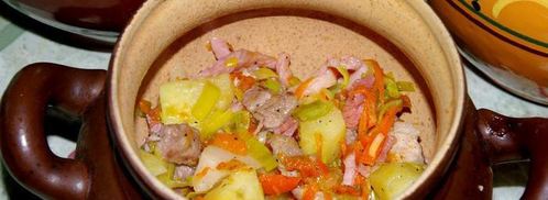 пражанина — мясо с овощами, черносливом и грибами в горшочках. Шаг 12