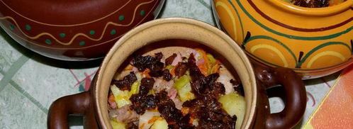 пражанина — мясо с овощами, черносливом и грибами в горшочках. Шаг 13