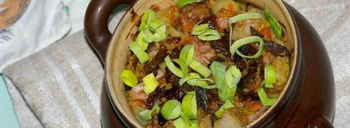 пражанина — мясо с овощами, черносливом и грибами в горшочках. Шаг 16