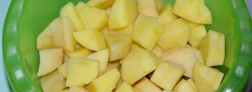 пражанина — мясо с овощами, черносливом и грибами в горшочках. Шаг 4