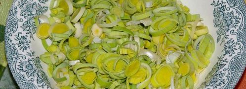 пражанина — мясо с овощами, черносливом и грибами в горшочках. Шаг 5