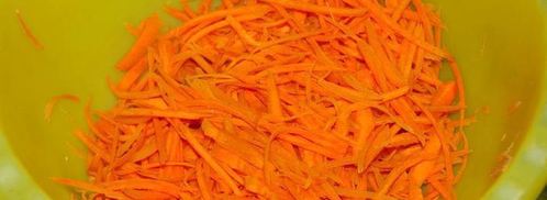 пражанина — мясо с овощами, черносливом и грибами в горшочках. Шаг 6