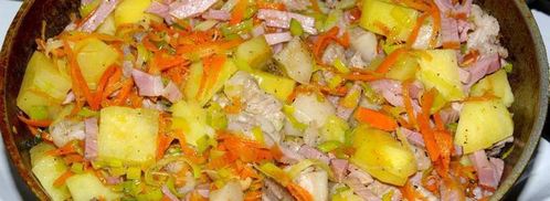 пражанина — мясо с овощами, черносливом и грибами в горшочках. Шаг 9