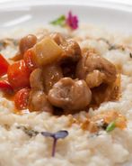 Рагу из кролика с ризотто и соусом песто