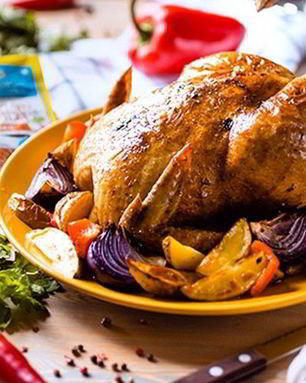 Сочный цыпленок табака с ароматными травами и специями восточной кухни и гарниром из овощей