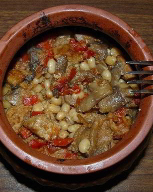 Свинина с фасолью в горшочках