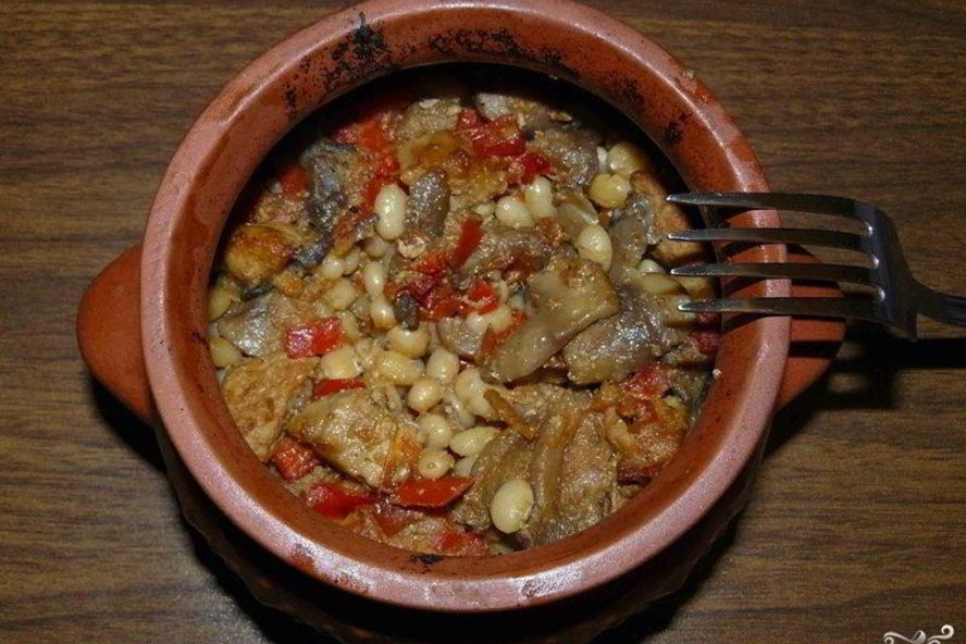 Рецепт свинина с фасолью в горшочках