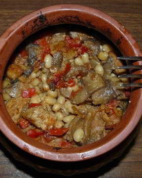 Свинина с фасолью в горшочках