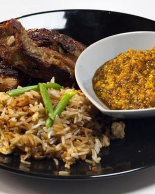 Свиные ребрышки с жареным рисом и апельсиново-горчичным соусом