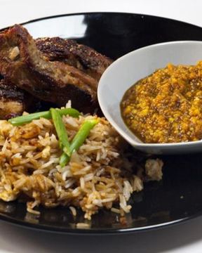 Свиные ребрышки с жареным рисом и апельсиново-горчичным соусом