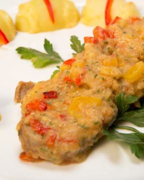 Запеченная свинина в овощной икре с картофелем