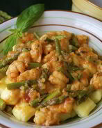 Ньокки с креветками и спаржей