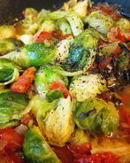 Брюссельская капуста с томатами