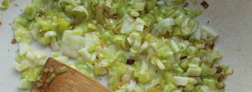 фаршированный порей в сливочном соусе, запеченный под сыром джюгас. Шаг 3