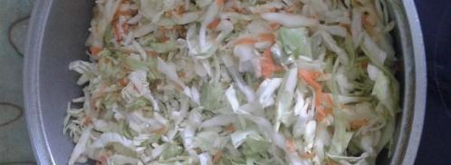 капуста тушенная с картошкой и куриными окорочками в казане. Шаг 3