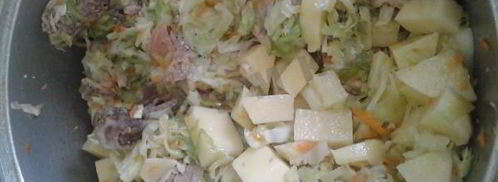 капуста тушенная с картошкой и куриными окорочками в казане. Шаг 4