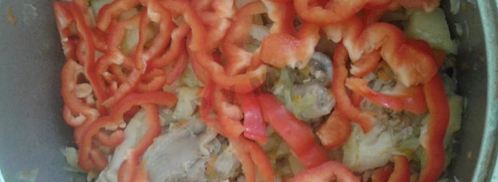 капуста тушенная с картошкой и куриными окорочками в казане. Шаг 5