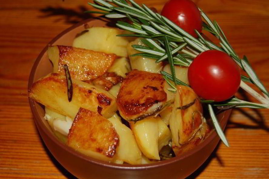 Рецепт картофель, запеченный с чесноком и розмарином